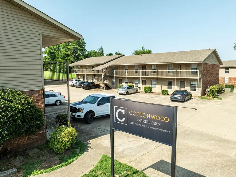 The Cottonwood: 1 & 2 Bedroom Apartments — Photo 12