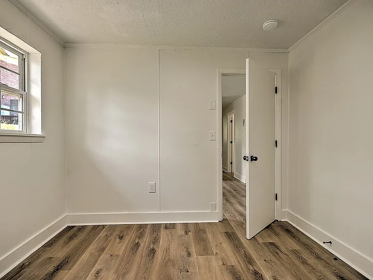 718 W G St — Photo 11