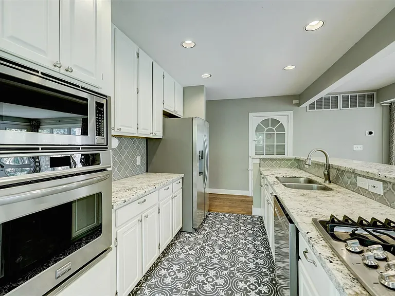 713 Sue Barnett Dr — Photo 12