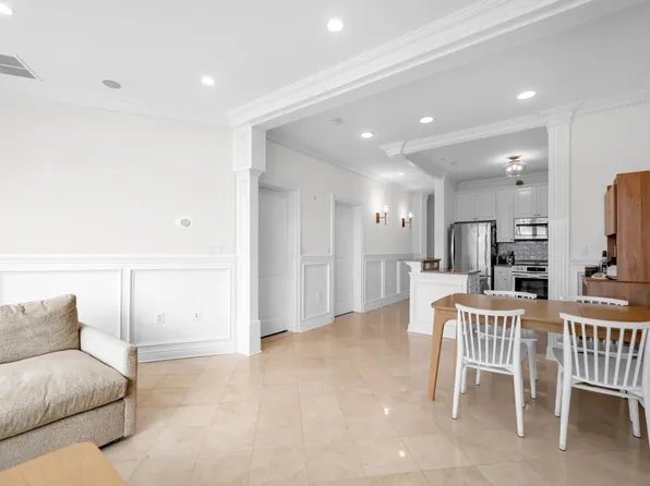 22 Avenue At Port Imperial image 4 of 31