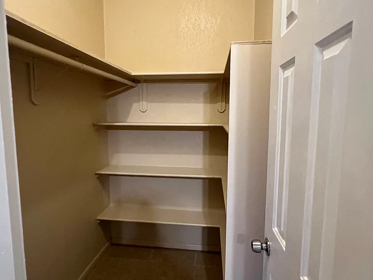 7868 N Reed Rd — Photo 36