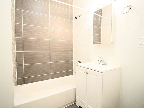 4th image of 3605 Vernon Blvd APT 1L