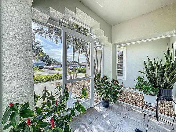 5th image of 2602 SW Cameo Boulevard