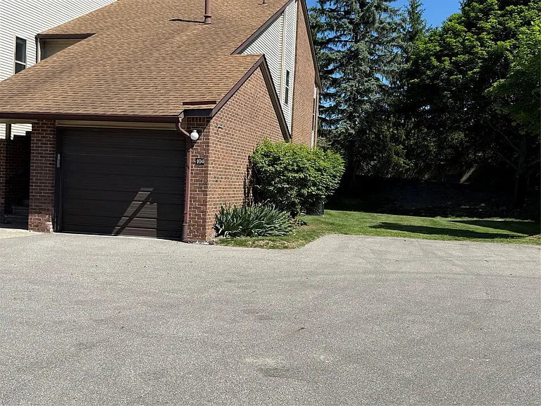 6560 Ridgefield Cir #104 — Photo 2