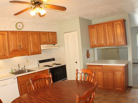4th image of 814 Berkley Cir #3