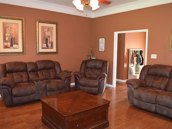 3rd image of 118 Lake Dr