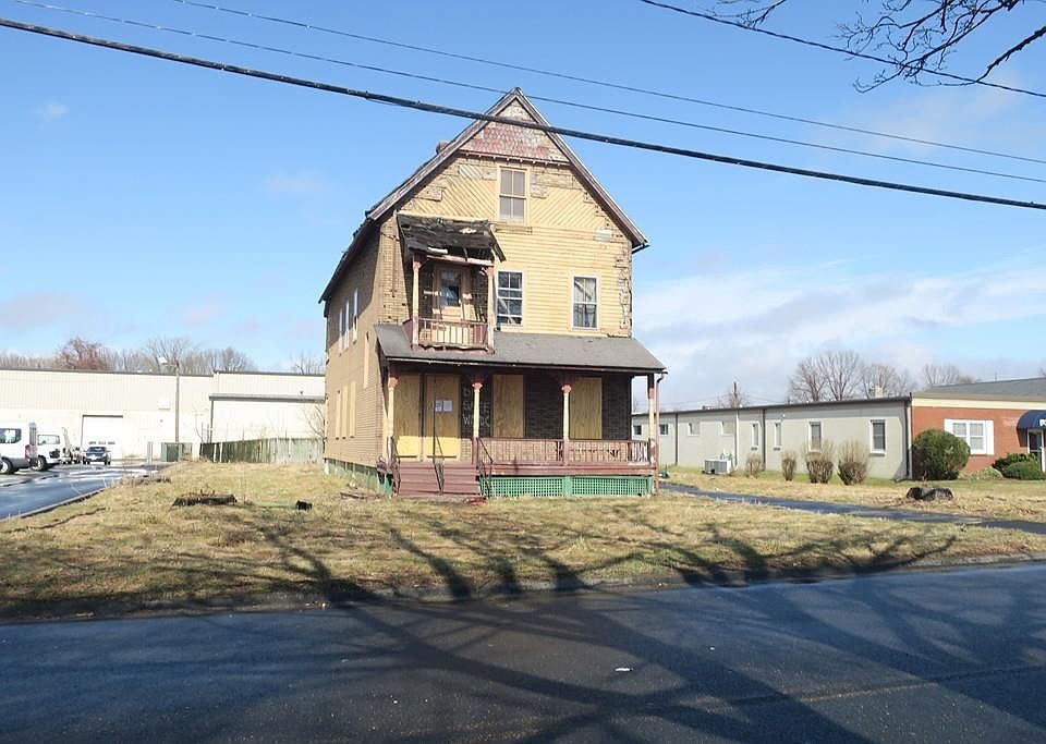 2nd image of 121 Wayside Ave