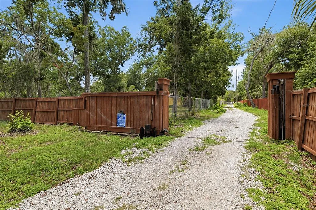 3 bed, 2.0 bath, 2456 sqft, $3,650 — Photo 4