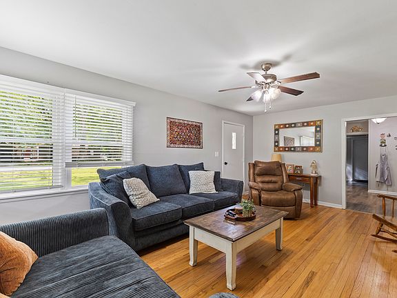 3rd image of 400 Orchard Ln