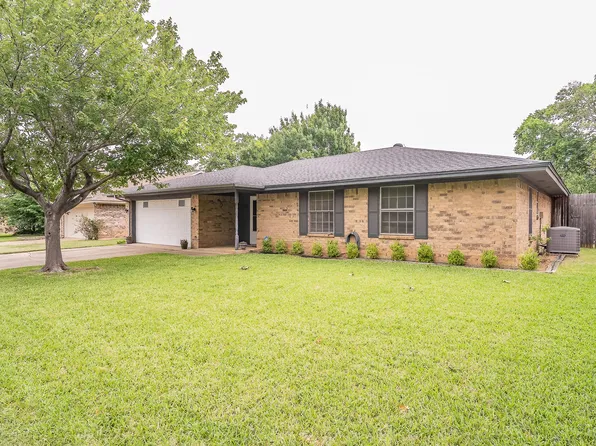 500 Emerson Dr, Euless, TX 76039