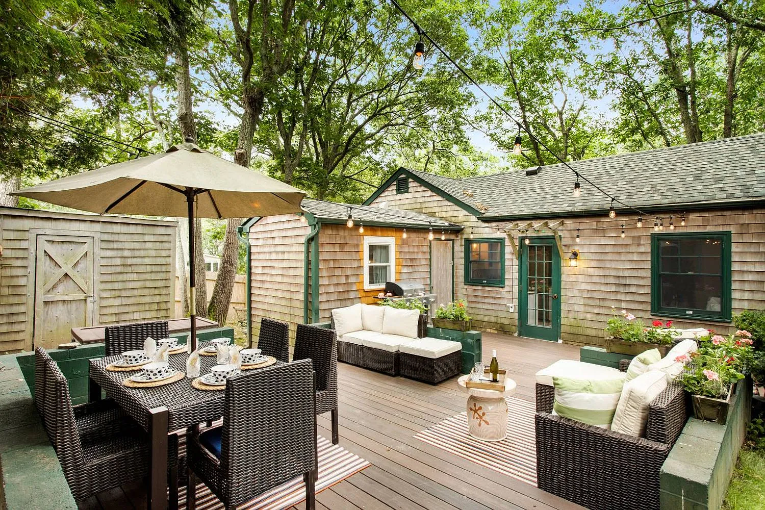 Beautifully Updated & Furnished Sag Harbor Beach Cottage — Photo 1