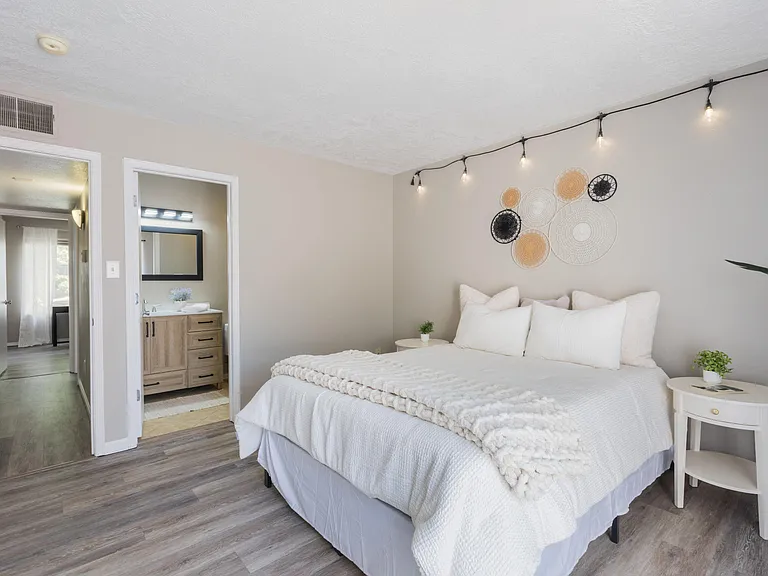 10241 Las Casitas Ct NE — Photo 15