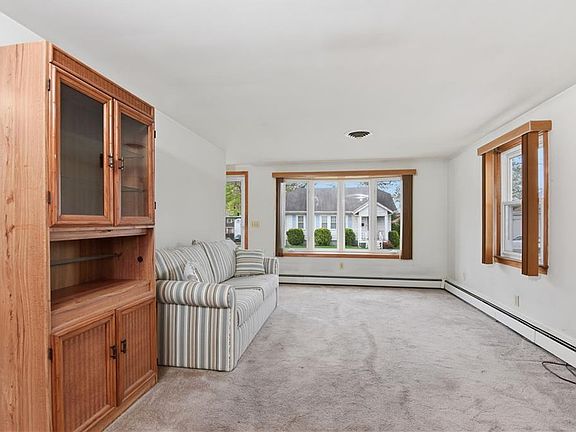 3rd image of 121 Fern St
