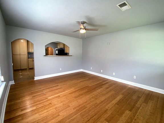 5th image of 915 Adele St