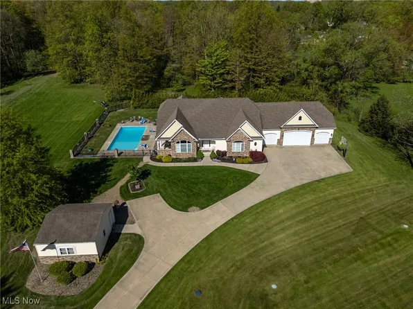 2586 River Rd, Willoughby Hills, OH 44094