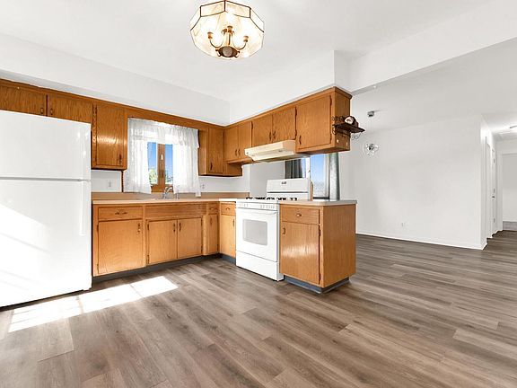 3rd image of 5704 Bradford AVENUE
