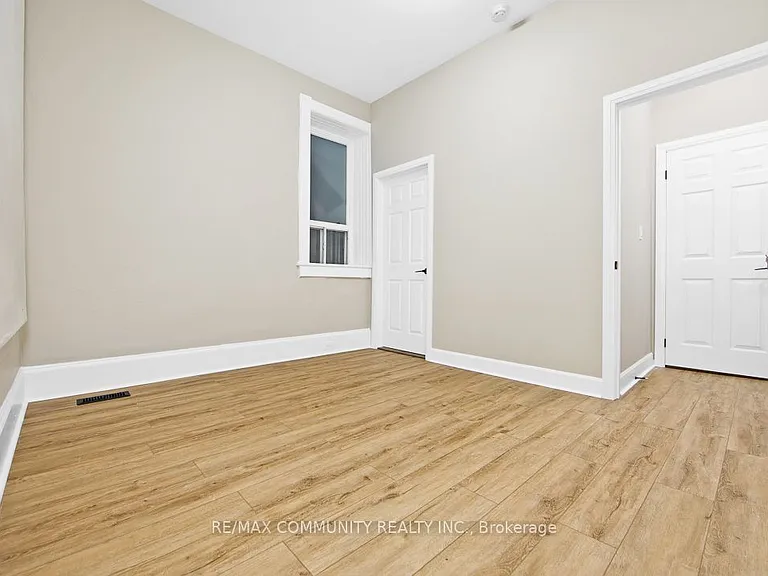 1130 King St E #1 — Photo 12