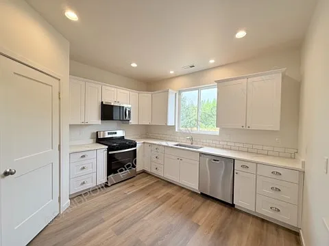 611 W 2nd Ave — Photo 17
