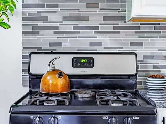 5th image of 256 W Poplar Ave #256