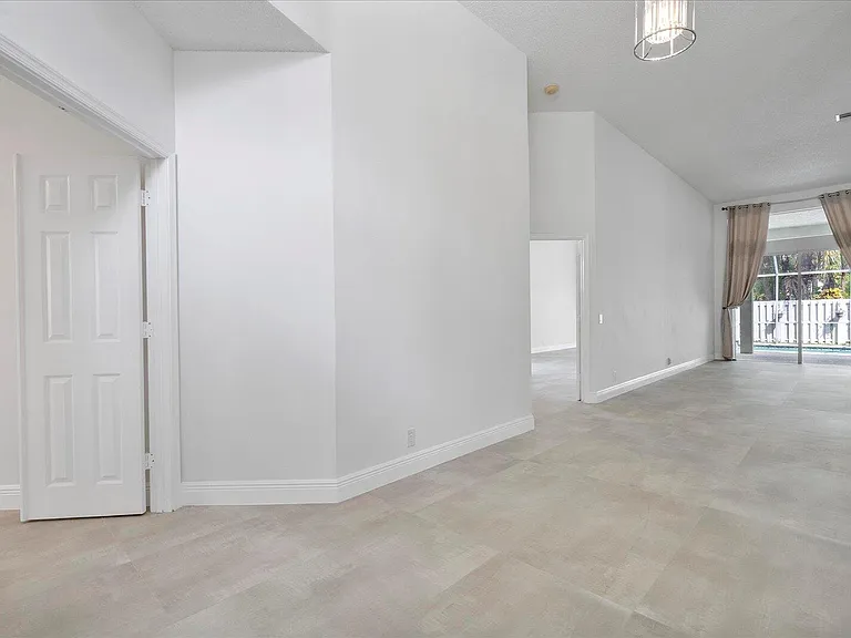 970 Greenwood Rd — Photo 6
