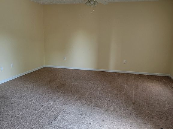 LIVING ROOM WITH CEILING FAN