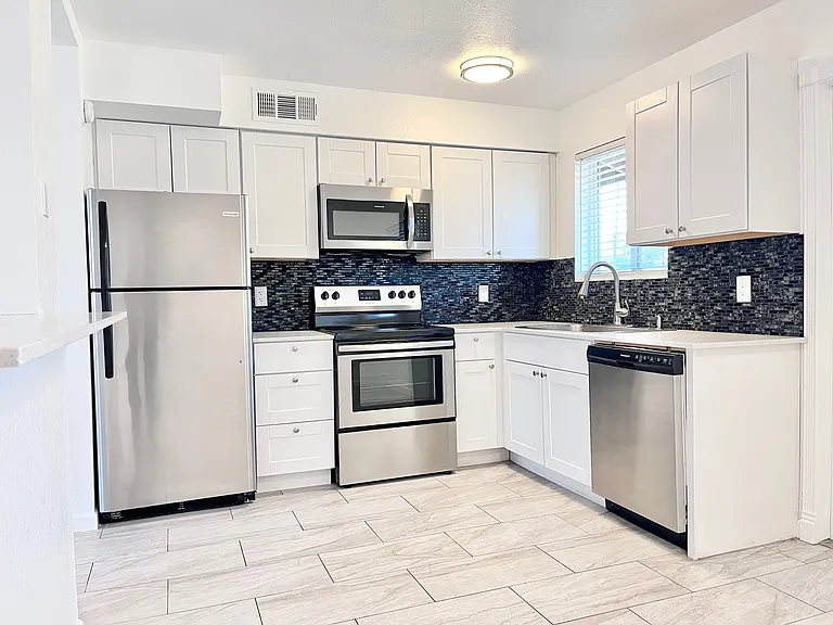3024 N 39th St #9 — Photo 4
