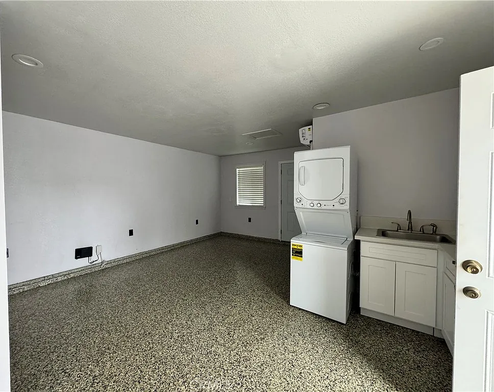 Studio, 250 sqft, $1,580 — Photo 3