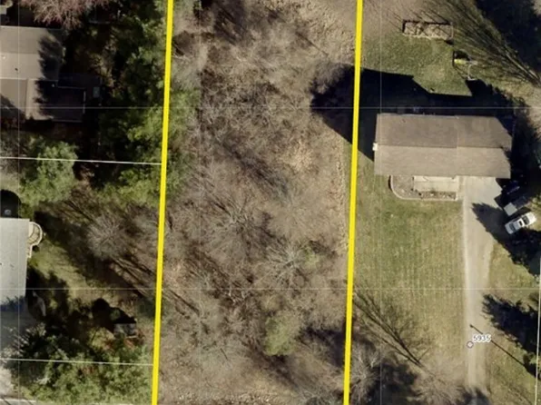 Huckleberry St NW, North Canton, OH 44720