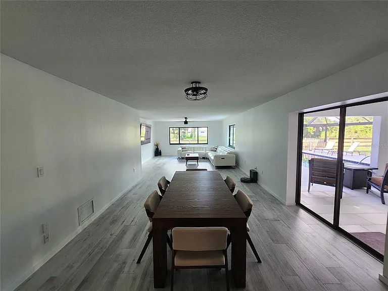 900 Crestwood Rd — Photo 6
