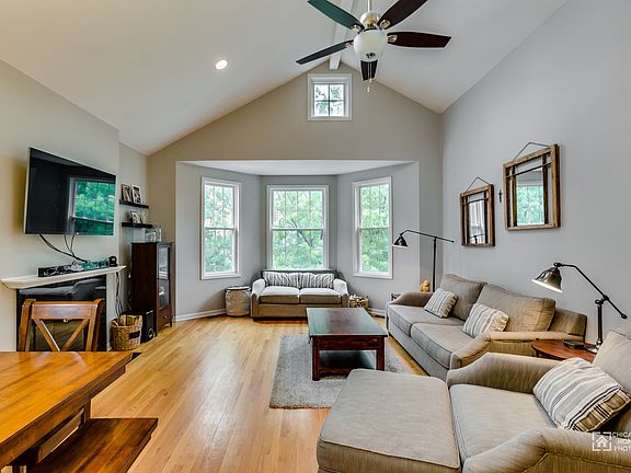 2nd image of 905 N Wood St #3S