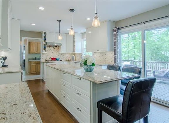 4th image of 82 Shrewsbury Dr