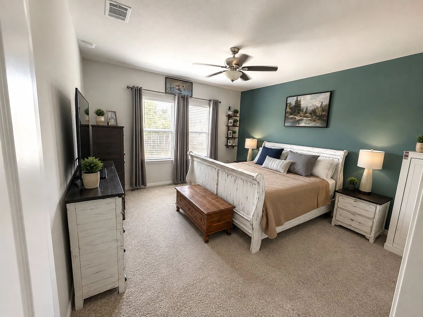 4 bdrm 3 bath 2 story home — Photo 2