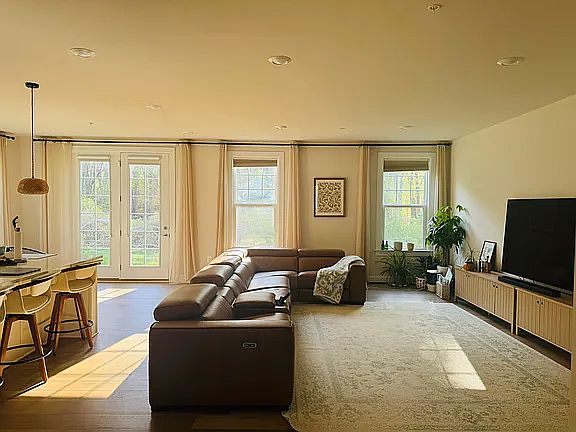 2nd image of 139 Ponds Edge Dr