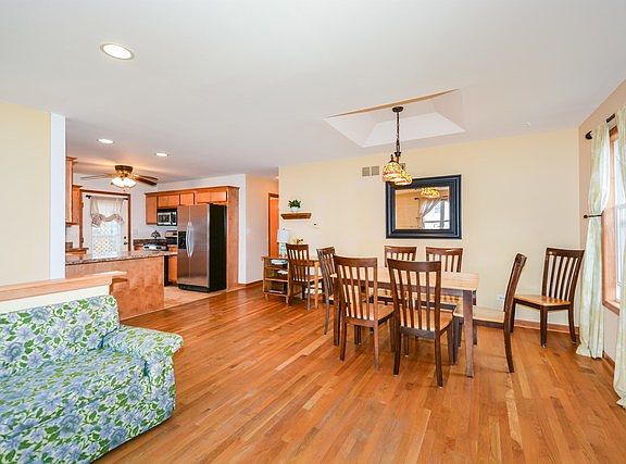 3rd image of 401 Blaine Ave