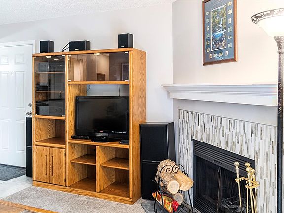 5th image of 1074 S Dearborn St APT 105