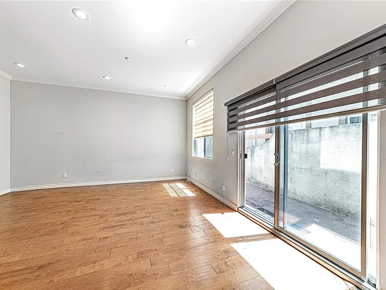 2345 Montrose Ave #2 — Photo 9
