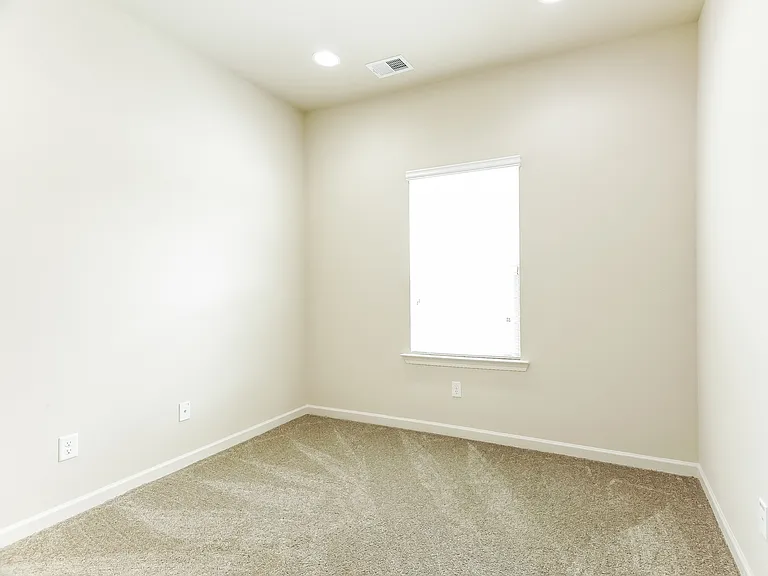 325 Clover Cir — Photo 12