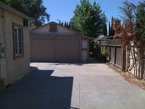 4th image of 2778 Holly Dr