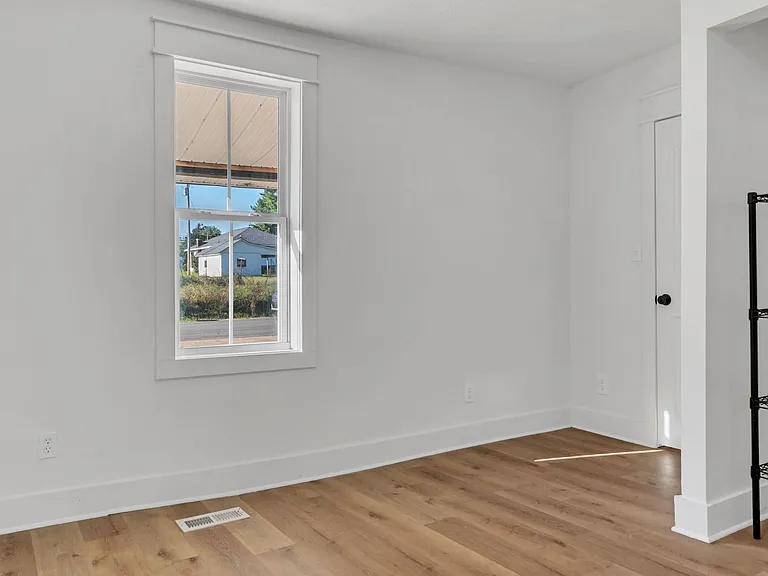 402 England St E — Photo 13