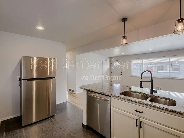 219 S Holly St — Photo 7
