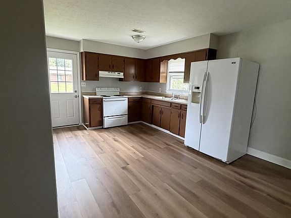 3rd image of 104 Robin Ln