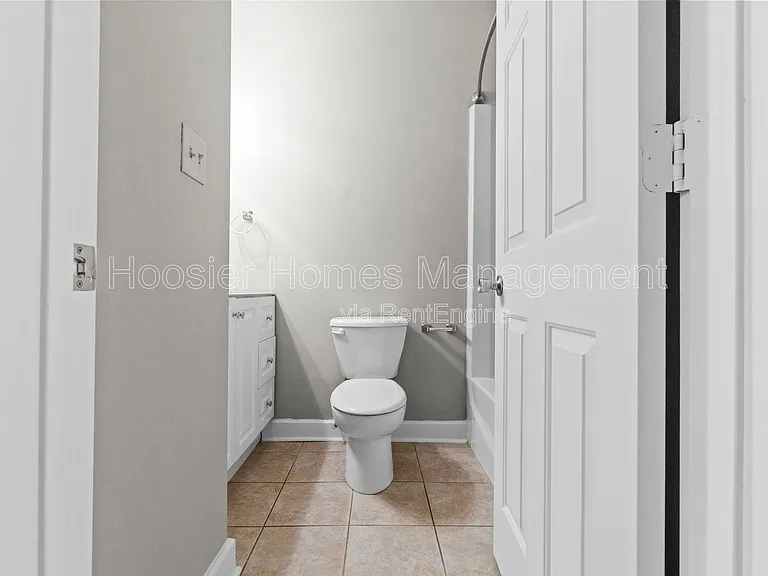 920 Broadway St #B — Photo 10