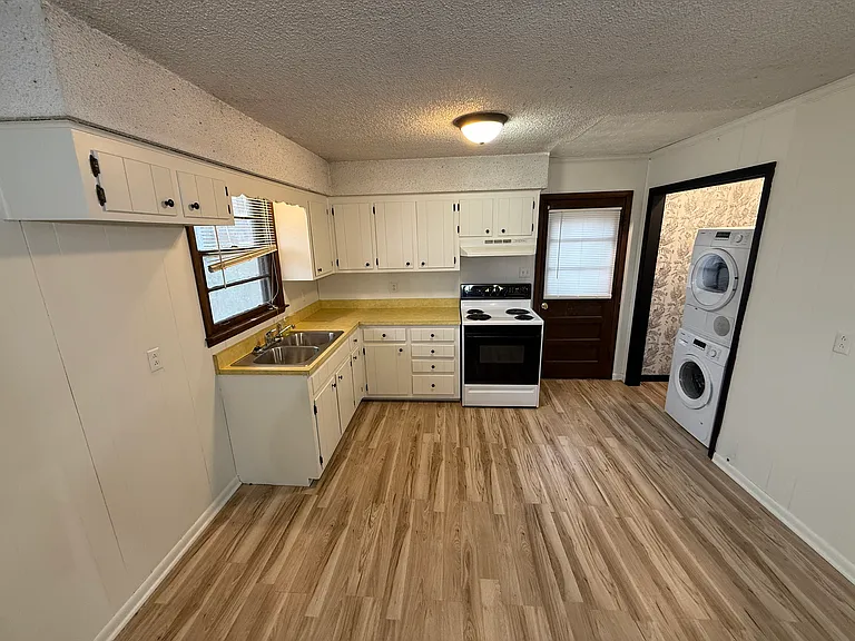 556 Singer Dr — Photo 2