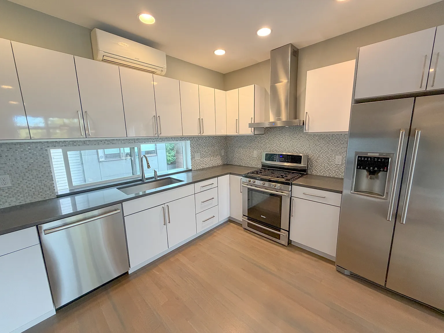 3 bed, 2.5 bath, 1520 sqft, $3,900 — Photo 2
