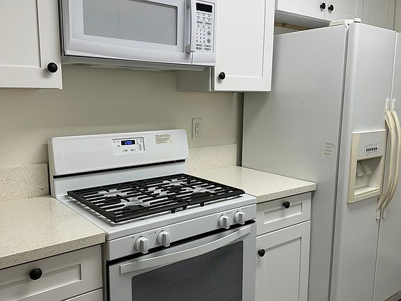 2nd image of 4804 Gaviota Ave APT 108
