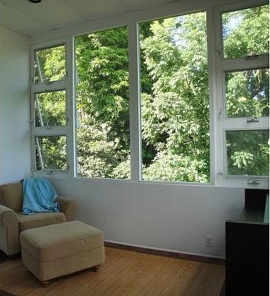 Living Room/Dining Area