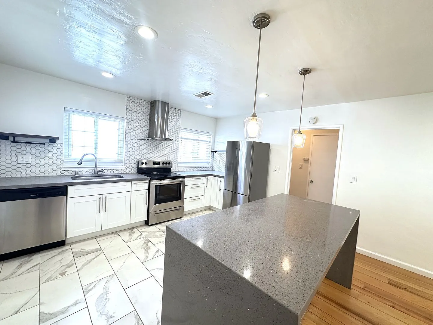2125 Santa Clara Ave — Photo 3