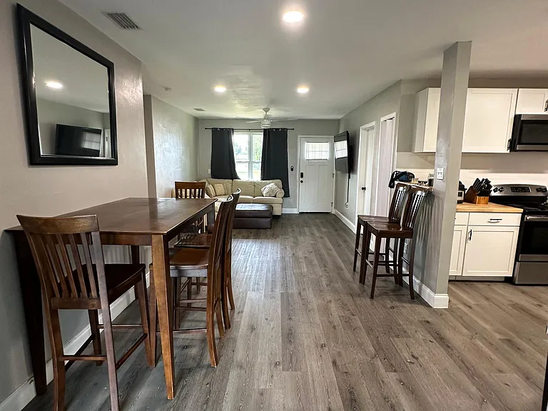 2907 Rollins St — Photo 1