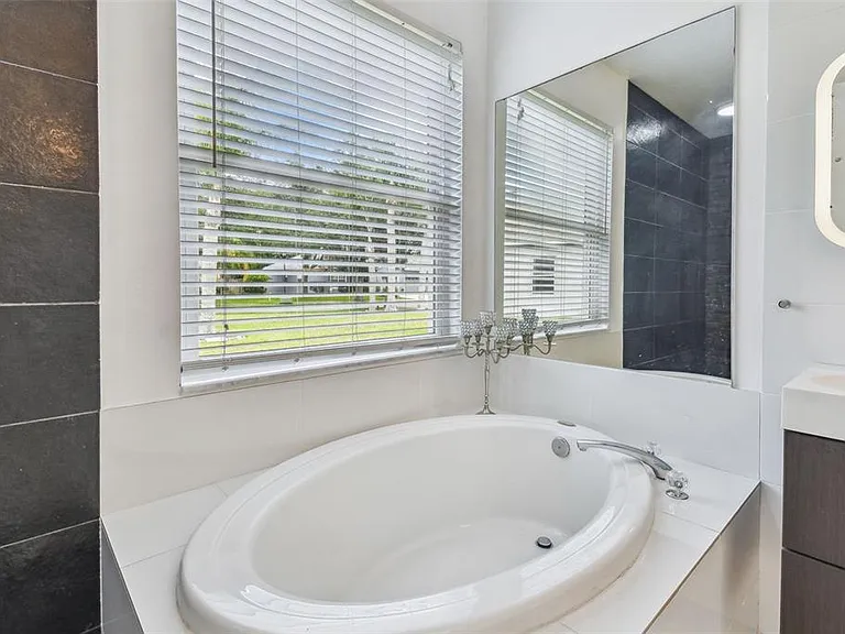 8208 Pinewood Run Ct — Photo 13