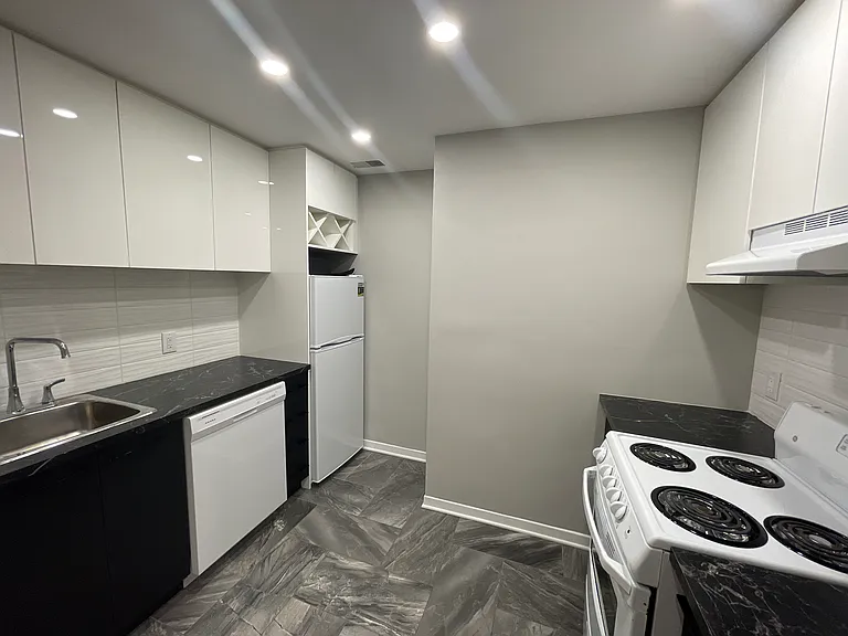 55 Sweetland Ave — Photo 4
